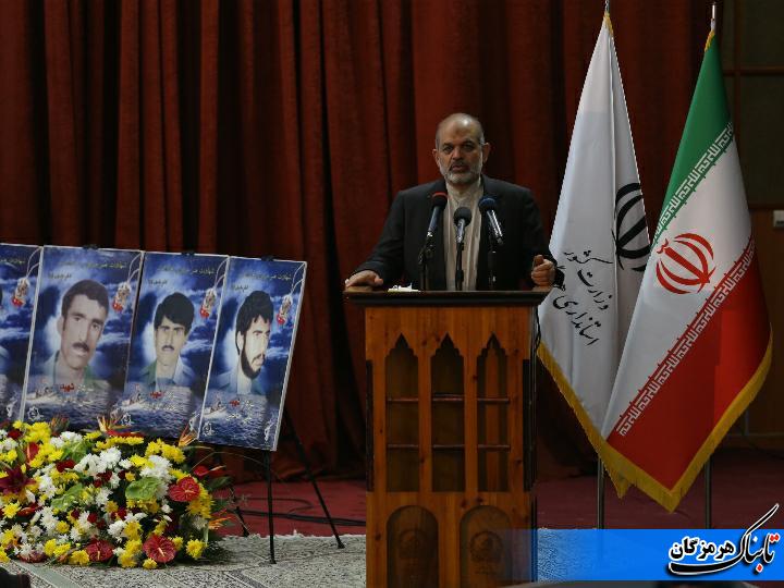 مطابق ثروت و ظرفیت های هرمزگان نباید در آن فقیر و بیکار وجود داشته باشد/الگوی حکمرانی مردم پایه در هرمزگان توسط دانشگاهیان احصا شود مطابق ثروت و ظرفیت های هرمزگان نباید در آن فقیر و بیکار وجود داشته باشد/الگوی حکمرانی مردم پایه در هرمزگان توسط دانشگاهیان احصا شود