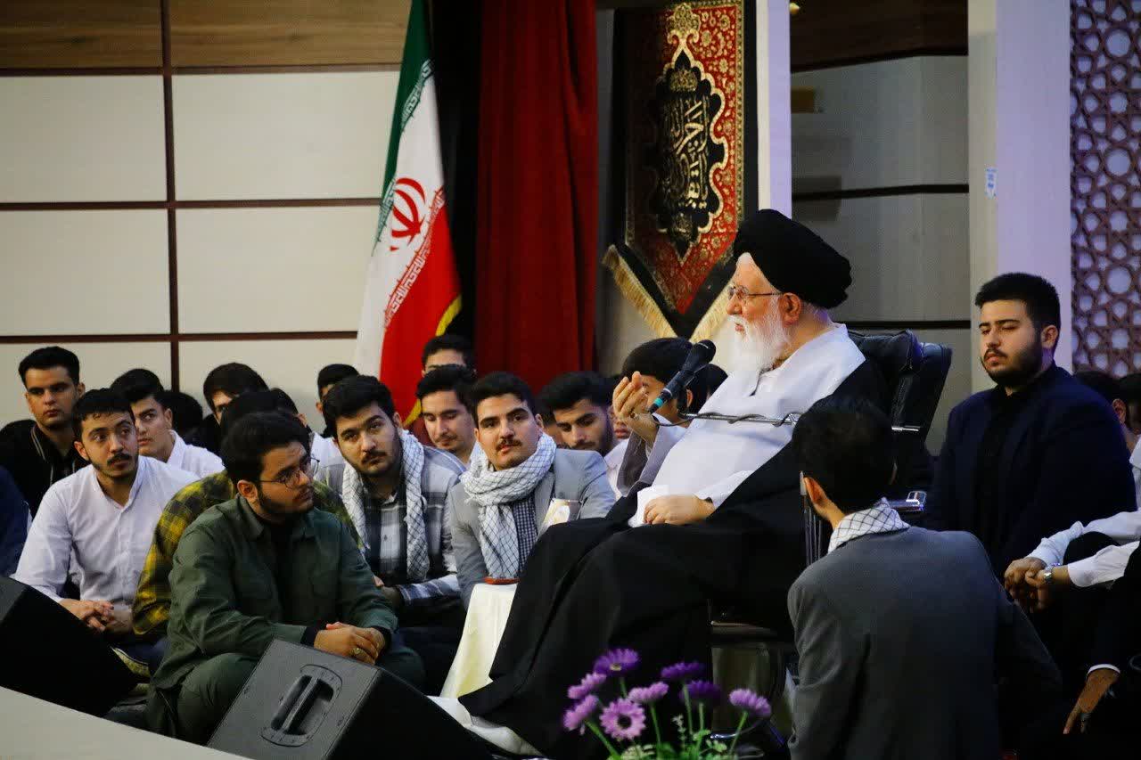 دانشجو رهبر فکری امت است/ مراقب باشید ورشکسته های سیاسی بر دانشگاه مسلط نشوند/ جوان دانشجو، آزاده، نوگرا و طالب استدلال است