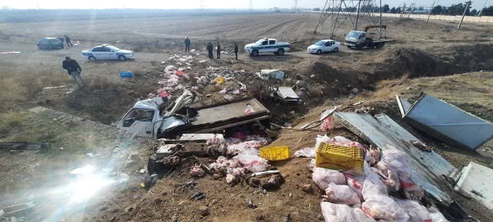 کامیون حامل چهار تن مرغ در آبیک واژگون شد کامیون حامل چهار تن مرغ در آبیک واژگون شد