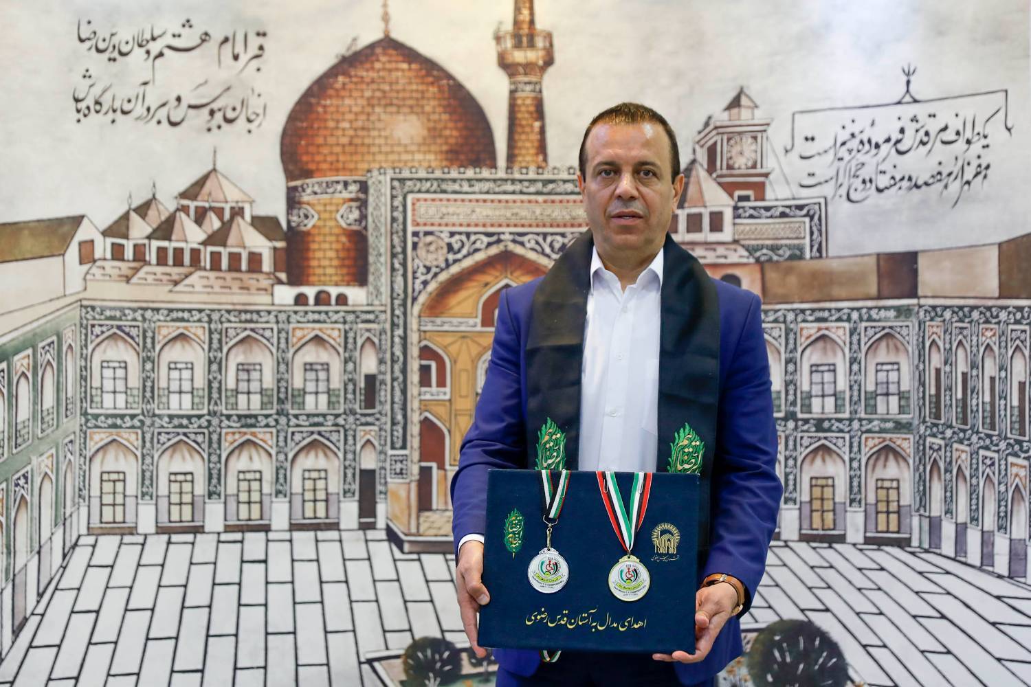 گزارش تصویری اهدای مدال طلای پاراتنیس روی میز قهرمان کشور به موزه حرم مطهر رضوی + فیلم