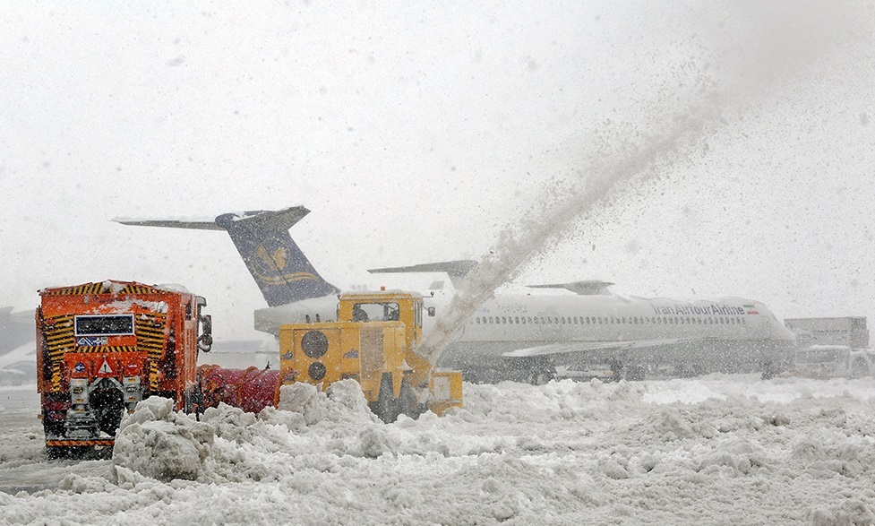 برف سنگین هم مانع خدماترسانی نشد/ تلاش ۱۹ ساعته تیم عملیات زمستانی در فرودگاه مشهد +فیلم