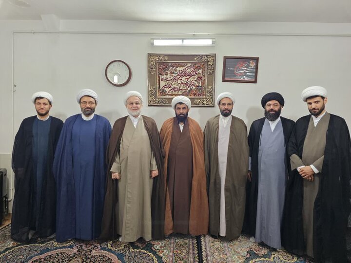 تاکید بر اهمیت ارتباط مستمر روحانیون با اقشار مختلف مردم تاکید بر اهمیت ارتباط مستمر روحانیون با اقشار مختلف مردم