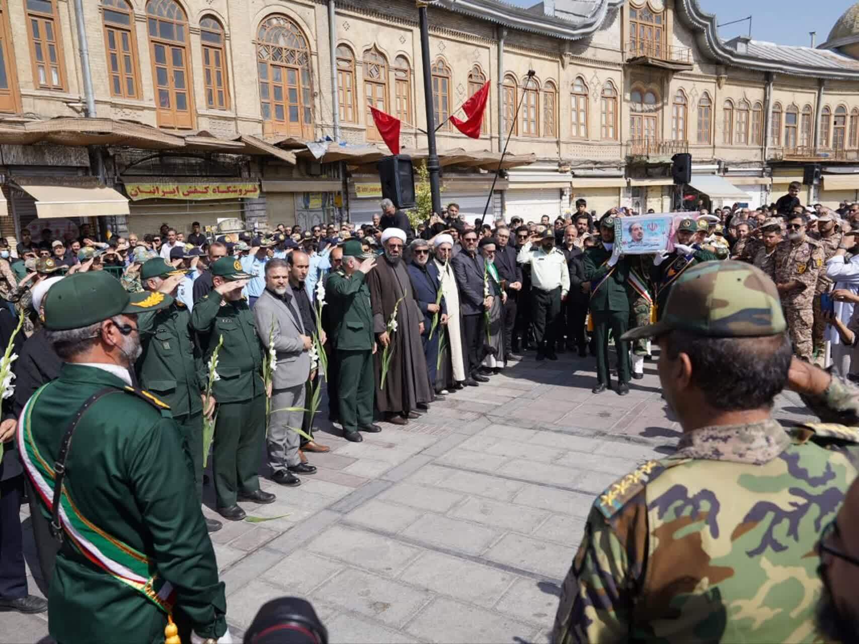 مراسم تشییع و تدفین رفیق خوب خدا و وداع مردم همدان با یار دیرینه سردار همدانی+ عکس/ در حال تنظیم