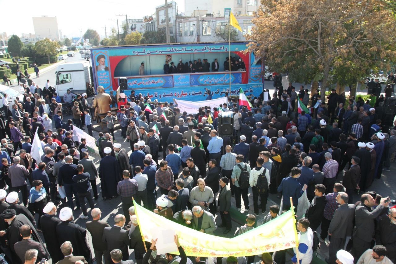 حماسه استکبارستیزی مردم اراک در راهپیمایی ۱۳ آبان به روایت تصویر